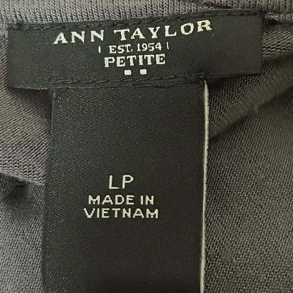 Ann Taylor gray and black 3/4 sleeve pullover v-neck - Picture 4 of 5
